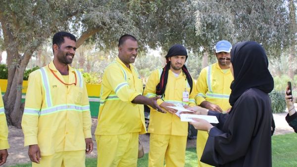 قامت الهيئة بتوزيع قسائم مشتريات على العمال في المطار
