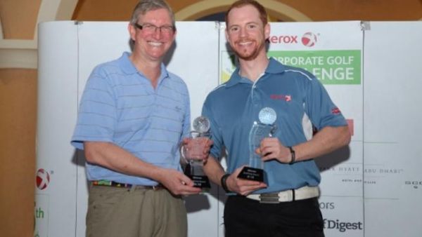 أندرو هورن، المدير العام في زيروكس الإمارات يقدّم جائزة الجولة إلى روس سونديرز من شركة ترانسغارد