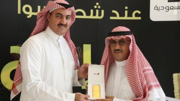 Abdul Aziz Sharaf from Khobar receives one kilo of gold from STC