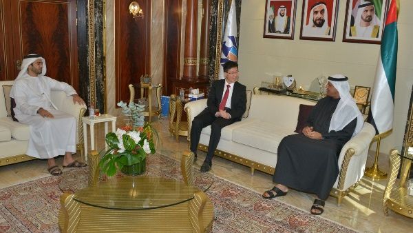 Ahmed Mahboob Musabih and the Consul-General of Singapore in Dubai meet, in presence of Faisal Lutfi
