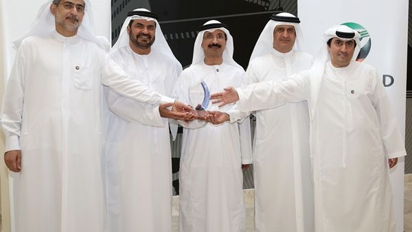 سعادة سلطان أحمد بن سليّم رئيس مجلس إدارة موانئ دبي العالمية، وسعادة جمال ماجد بن ثنية نائب رئيس مجلس الإدارة، ومحمد شرف المدير التنفيذي للمجموعة، ومحمد المعلم نائب الرئيس الأول ومدير عام إقليم الإمارات، ومحمد علي أحمد المدير التنفيذي للعمليات في الإمارات، يحملون الجائزة سعادة سلطان أحمد بن سليّم رئيس مجلس إدارة موانئ دبي العالمية، وسعادة جمال ماجد بن ثنية نائب رئيس مجلس الإدارة، ومحمد شرف المدير التنفيذي للمجموعة، ومحمد المعلم نائب الرئيس الأول ومدير عام إقليم الإمارات، ومحمد علي أحمد المدير التنفيذي للعمليات في الإمارات، يحملون الجائزة