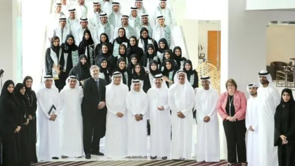 عدد من أعضاء الإدارة العليا ببنك أبوظبي الوطني ومسؤولي البنك وجامعة زايد مع الخريجين والخريجات
