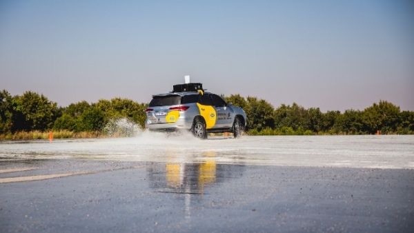 ثم تطور العرض بعد ذلك من خلال حجب زجاج السائق بالكامل، مما جعله يتنقل في المسار باستخدام البث المباشر من كاميرا فيديو بتقنية 4K إلى سماعات الرأس VR الخاصة به.