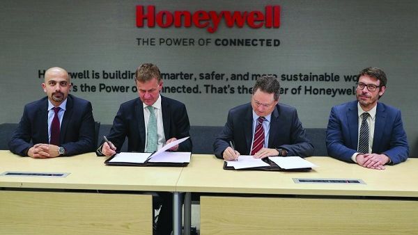 Erik Solheim, executive director, UN Environment, and Norm Gilsdorf, president, Honeywell high growth regions, Middle East, Russia, Turkey, and Central Asia, at the MOU signing.