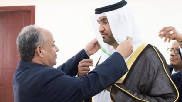 His Excellency Moulaye Ould Mohamed Laghdaf, prime minister of Mauritania, presenting His Excellency Dr. Sultan Ahmed Al Jaber, CEO of Masdar, with Mauritania’s Order of National Merit Medal