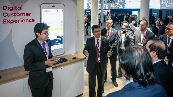 نجيب خان، الرئيس التنفيذي لشركة وريدو المالديف يعرض التطبيق