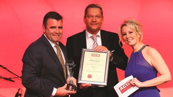 David Kerr, VP Etihad Cargo (left) receives the award at the annual Air Cargo Week ‘World Air Cargo Awards’ at a Gala Dinner