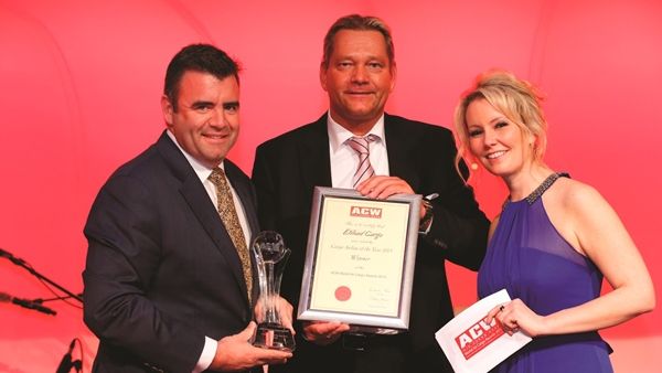 David Kerr, VP Etihad Cargo (left) receives the award at the annual Air Cargo Week ‘World Air Cargo Awards’ at a Gala Dinner
