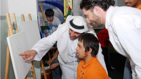 الشيخ عبد العزيز النعيمي خلال الورشات مع الأطفال