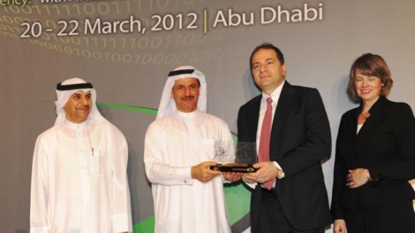 Sultan Al Mansouri, Minister of Economy and Chairman of the Securities and Commodities Authority, presents award to Aymen Samawi, the Managing Director of ADFS