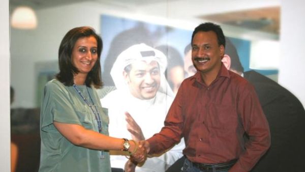 Haneen Al Rumaihi, Head Of Marketing, presenting the award to the winner Anil Pillai
