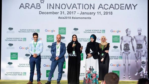 صورة جماعية لإحدى الفرق الفائزة في النسخة الأولى من مبادرة  "الأكاديمية العربية للابتكار" أثناء عرض فكرة شركتهم الناشئة.