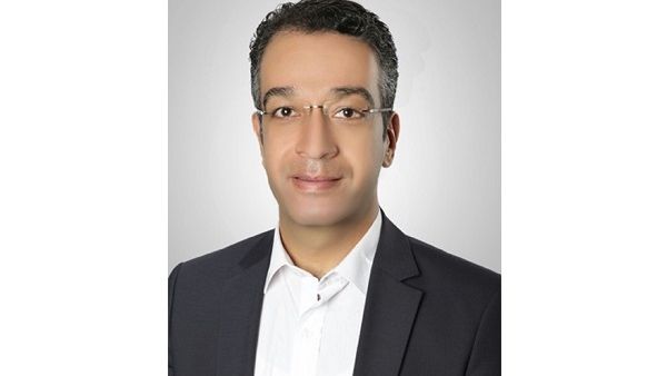 السيد أحمد صدقي مدير فندق هيلتون القاهرة بمركز التجارة العالمي للشقق الفندقية.