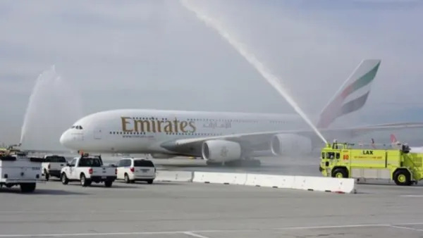 رشاشات المياه التقليدية تستقبل طائرة الإمارات A380 في مطار لوس أنجلوس
