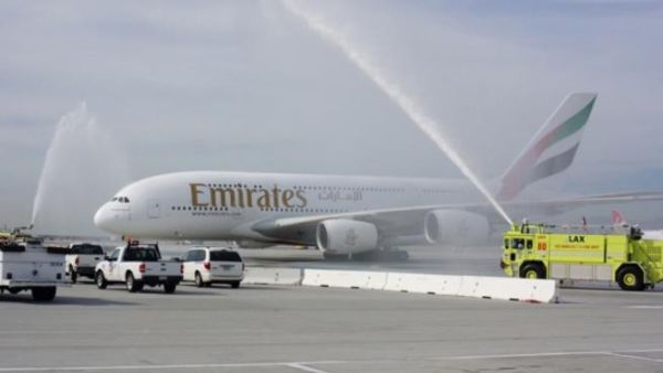 رشاشات المياه التقليدية تستقبل طائرة الإمارات A380 في مطار لوس أنجلوس