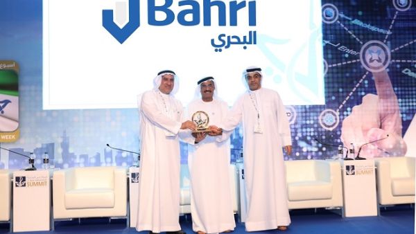 الأستاذ عبدالله بن علي الدبيخيالرئيس التنفيذي لشركة البحري يستلم الجائزة
