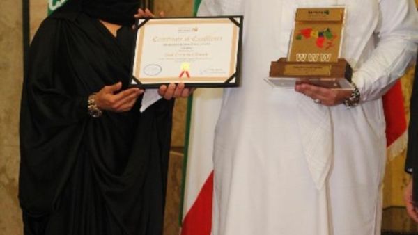Abdulwahed Juma, Head of Corporate Affairs and Huda Abdulla, Head of Branches receive award