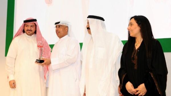 Abdulwahed Juma, Head of Corporate Affairs at FGB recieves award during ceremony