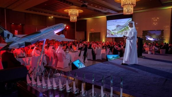 عادل الملا، نائب الرئيس لشؤون إدارة المشتريات والتوريد في مجموعة الاتحاد للطيران، خلال عرضه التقديمي أثناء ندوة "معاً من أجل مستقبل مستدام".