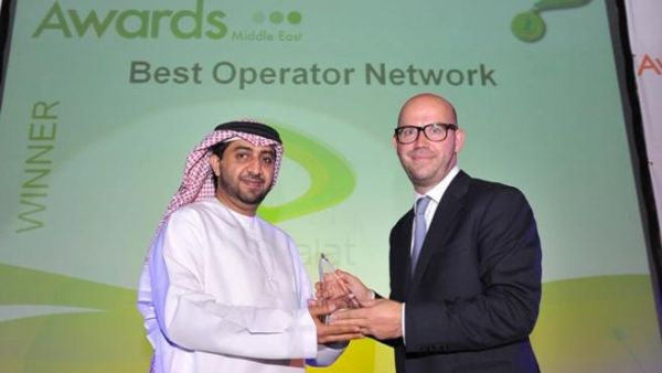 علي أميري نائب الرئيس، إتصالات، يتسلم الجائزة