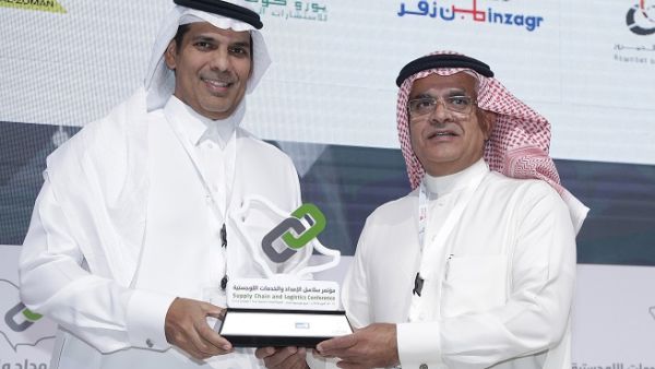 معالي الدكتور نبيل بن محمد العامودي لشركة البحري يتسلم الدرع التذكاري نيابة عن الرئيس التنفيذي للشركة الأستاذ أحمد بن محمد الغيث رئيس البحري للخدمات اللوجستية.