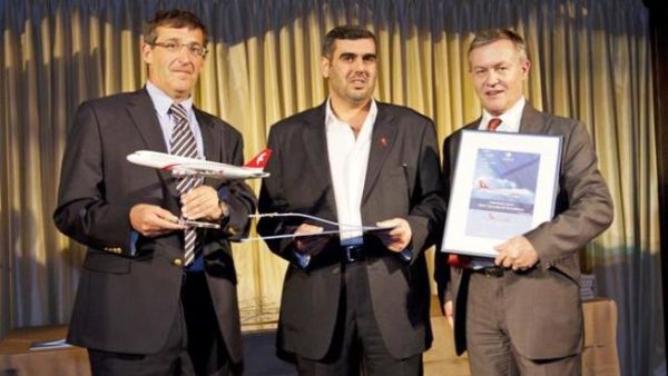 Adel Ali, Group Chief Executive Officer of Air Arabia receiving the award