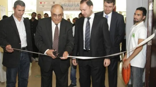خلال معرض توظيف أخطبوط