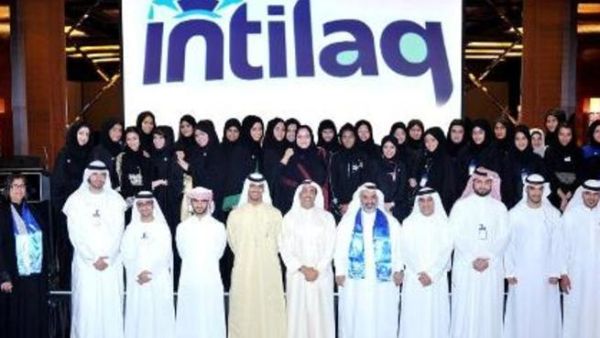 عمر الفطيم، نائب رئيس مجلس الإدارة لمجموعة الفطيم، وزهير الحاج، مدير عام الموارد البشرية والشئون الإدارية والتوطين بدول مجلس التعاون الخليجي للمجموعة، مع المشاركين في برنامج التدريب الإداري للمواطنين الإمارتيين