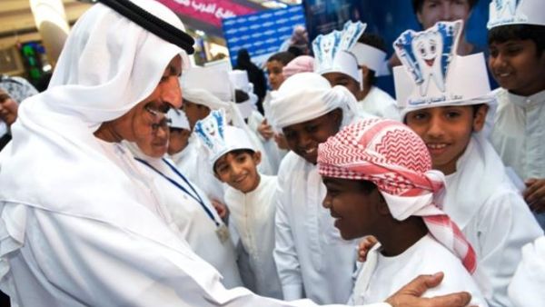 الشيخ محمد بن صقر القاسمي في زيارة لإحدى محطات فحص الأسنان