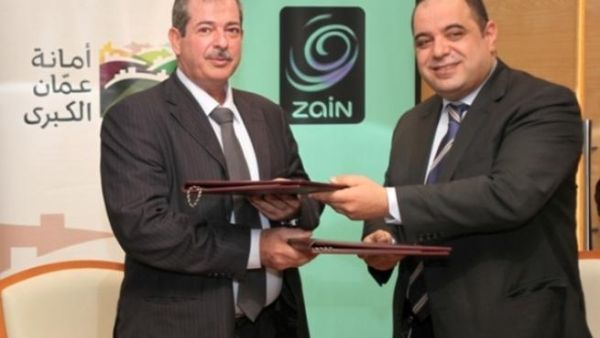 Ahmad Hanandeh, CEO Zain Jordan and Chairman of Amman Municipality Committee Engineer AbdulHaleem AlKilany signed the agreement