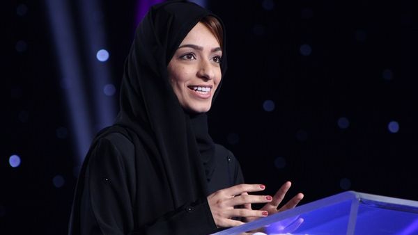 مبتكرة تستعرض فكرة مشروعها أمام لجنة التحكيم خلال مرحلة التصفيات الأولية من برنامج نجوم العلوم.