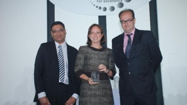 Dina Shoman, Executive Vice President of Branding at Arab Bank receiving the award