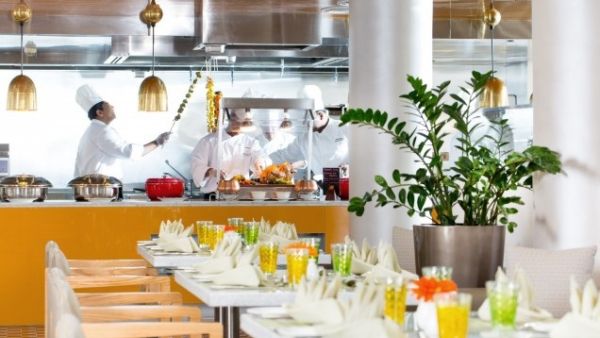 From succulent grills to Asian delicacies, sumptuous cuisines take center stage in a spread of live cooking stations making Arabesque an ideal destination for gourmands in the UAE.