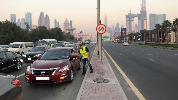 Arabian Automobiles’ dedicated team recently distributed light meals at traffic intersections in Dubai just before Maghrib prayers. 