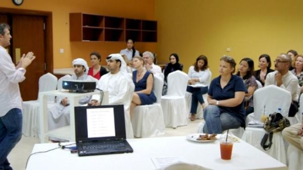 خلال الحوار مع روبيرتو لوباردو في نادي دبي للسيدات