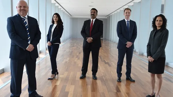 ديريك ماغوير من قسم خدمات المعاملات، وميرنا يونس من قسم إدارة الأصول، وأجيث ماثيو من قسم تكنولوجيا المعلومات، وروس كيمب من قسم التقييم والاستشارات في مكتب أبوظبي، وشيلبا غوروسوامي من قسم إدارة المبيعات.