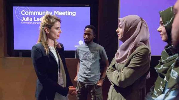 المصورة والمخرجة جوليا ليب خلال اللقاء.