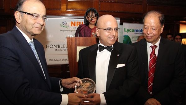 Doha Bank CEO receiving the award
