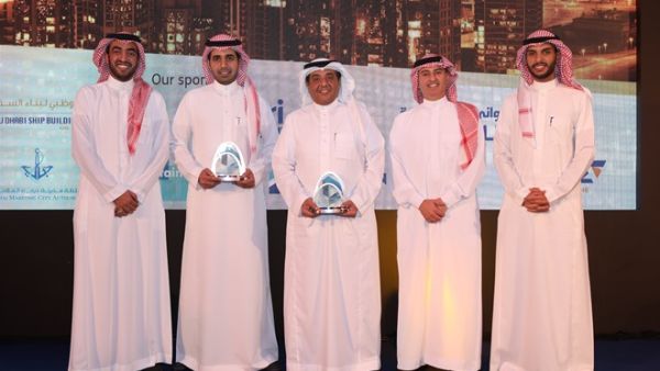 تسلم الجوائز الثلاث نيابة عن شركة البحري الأستاذ عبدالكريم العبدالكريم مدير أول لتأجير السفن في قطاع البحري للنفط والأستاذ المهند الشثري مدير العلاقات العامة في البحري.