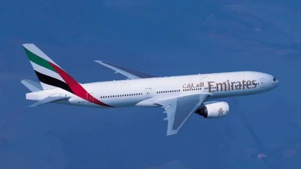 تشغل طيران الإمارات طائرة بوينج 777-200ER بتوزيع الدرجات الثلاث، الأولى ورجال الأعمال والدرجة السياحية، لخدمة العاصمة الليبية طرابلس