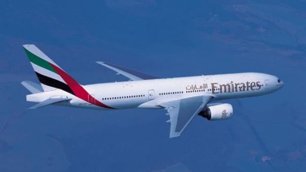 تشغل طيران الإمارات طائرة بوينج 777-200ER بتوزيع الدرجات الثلاث، الأولى ورجال الأعمال والدرجة السياحية، لخدمة العاصمة الليبية طرابلس