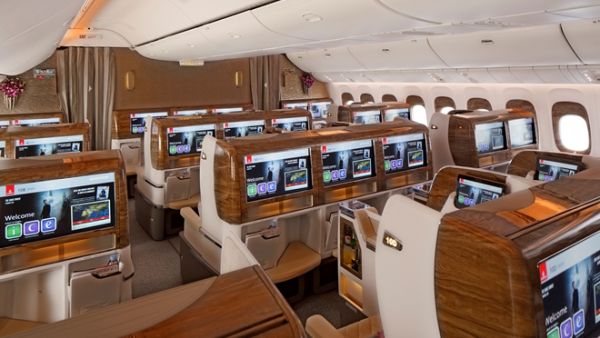 رحلة يومية بطائرة البوينج 777-300ER الجديدة