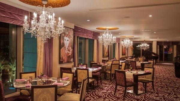 سيتوفر غداء العمل في مطعم تياترو الذي يجمع ما بين خمس مطابخ مختلفة، من الساعة 12.30 ظهرا ولغاية 3.00 ظهراً بدءاً من الأحد إلى الخميس.