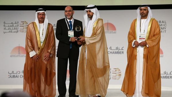 CEO of Dar Al Sharia receiving the award