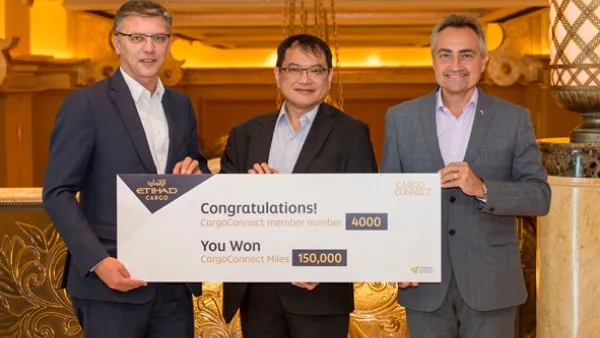 Kerry Logistics’ Sammy Mak receives 150,000 CargoConnect miles from Etihad Cargo’s Manager Sales Andrew Baartscheer and Head of Cargo Sales Roberto Casabianca
