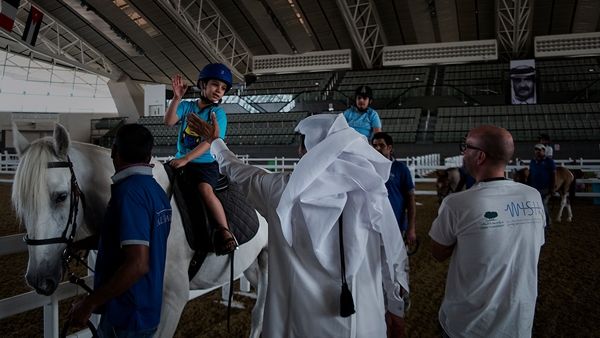 أطفال من رابطة قطر لأسر التوحد يشاركون في برنامج ركوب الخيل بمربط الشقب، الذي نظمه مؤتمر القمة العالمي للإبتكار في الرعاية الصحية (ويش).