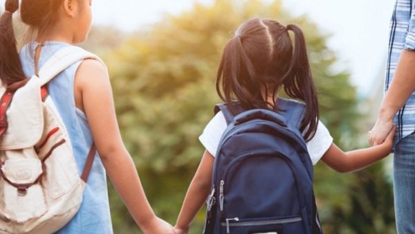 تشهد الطرق تزايداً في عدد السيارات والحافلات والمشاة مع عودة عشرات الآلاف من الأطفال للمدارس مما يجعل الأطفال أكثر عرضة للإصابة في الحوادث المرورية. تشهد الطرق تزايداً في عدد السيارات والحافلات والمشاة مع عودة عشرات الآلاف من الأطفال للمدارس مما يجعل الأطفال أكثر عرضة للإصابة في الحوادث المرورية.