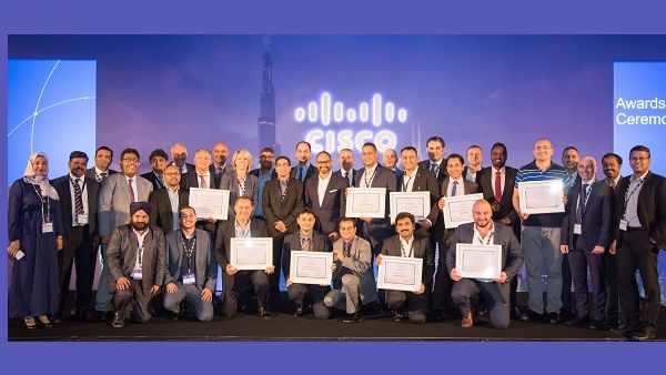 لفائزين بجائزة قمة شركاء سيسكو الإمارات العربية المتحدة 2016 مع كبار المسؤولين التنفيذيين من شركة سيسكو