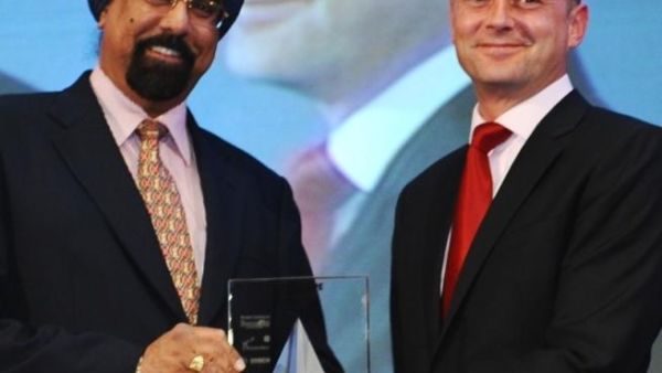 Gurjit Singh, Chief Operating Officer of Sorouh, receiving the award Gurjit Singh, Chief Operating Officer of Sorouh, receiving the award