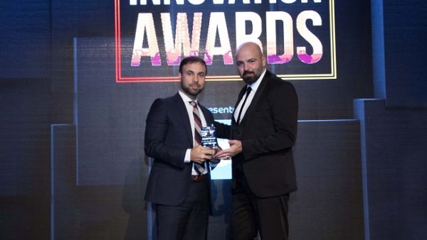 فرهاد عزيزي، الرئيس التنفيذي لشركة عزيزي للتطوير العقاري يستلم الجائزة